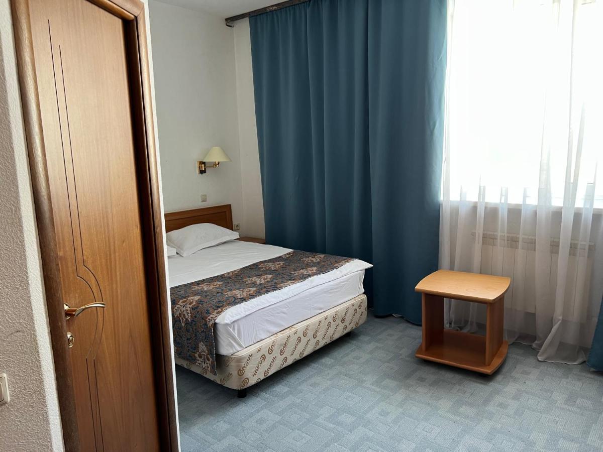 Green Hotel Atyraū Екстериор снимка
