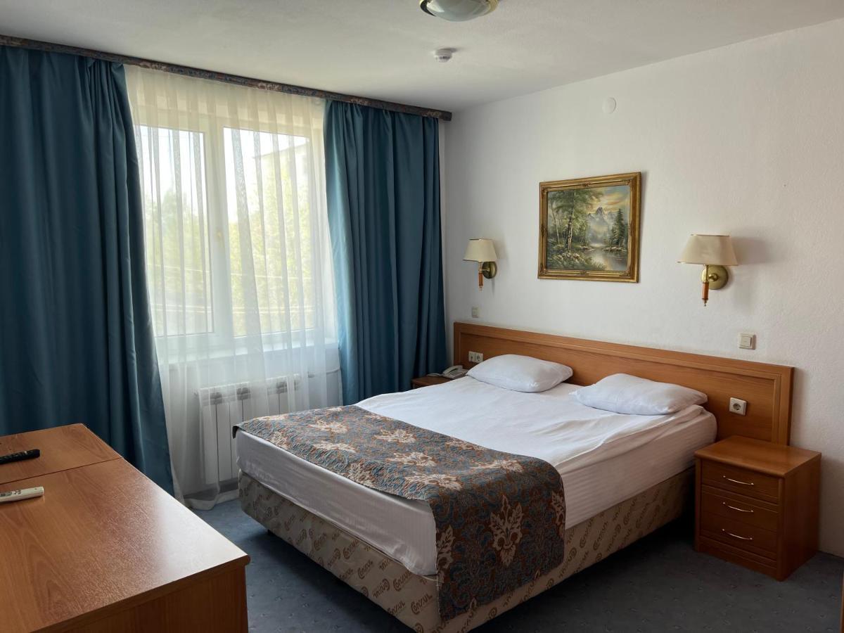 Green Hotel Atyraū Екстериор снимка