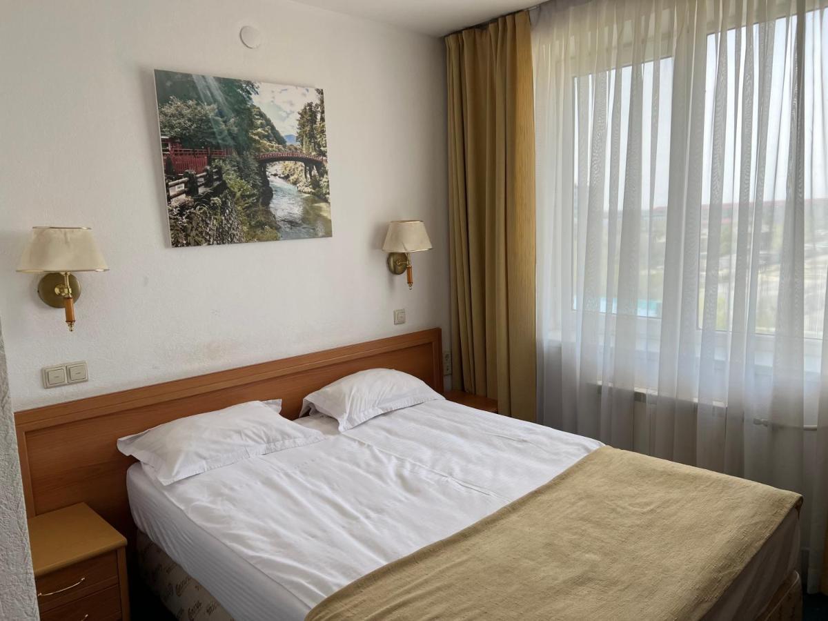 Green Hotel Atyraū Екстериор снимка