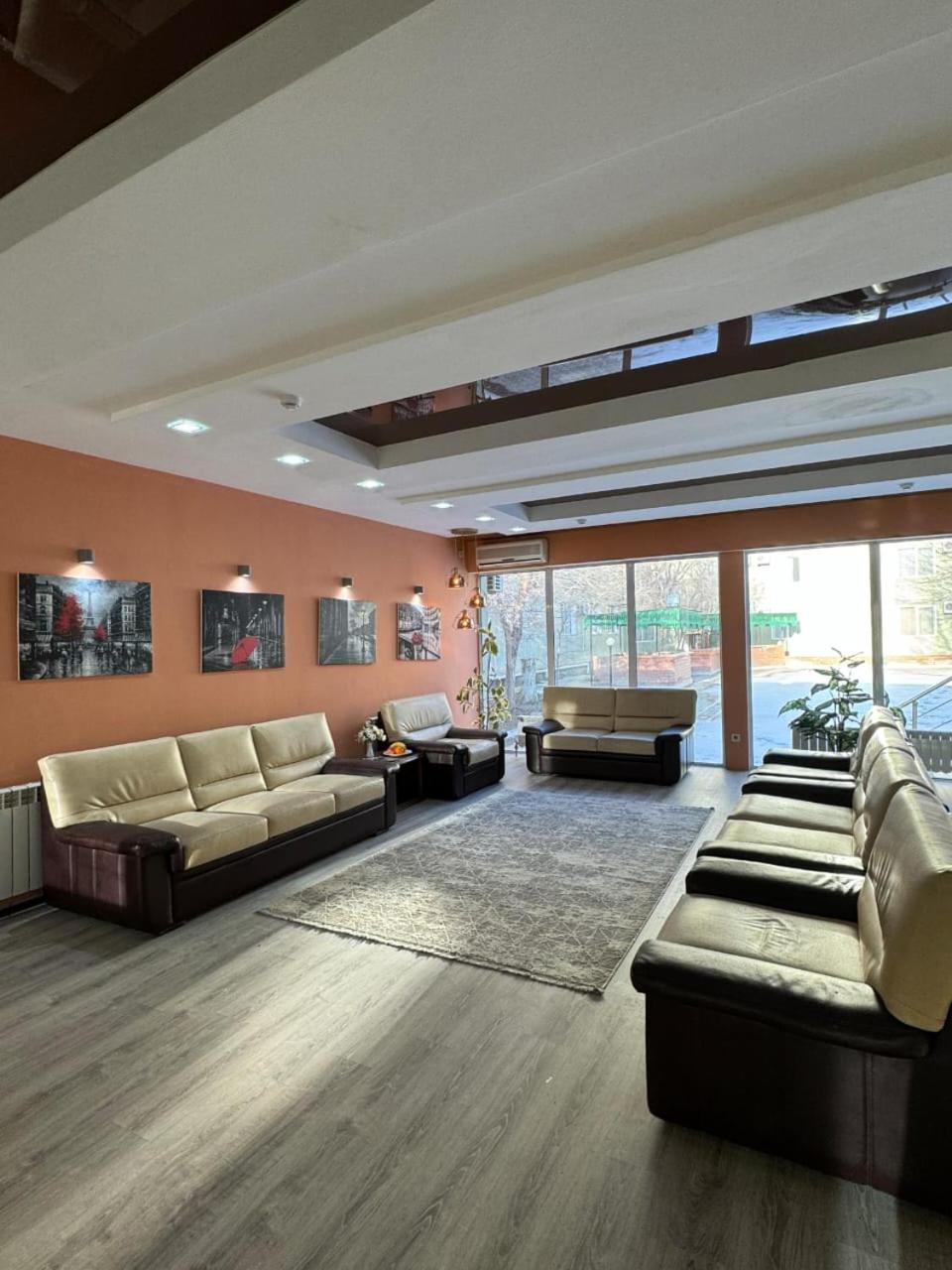 Green Hotel Atyraū Екстериор снимка