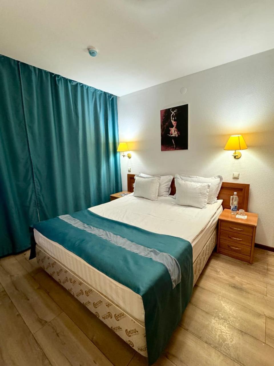 Green Hotel Atyraū Екстериор снимка