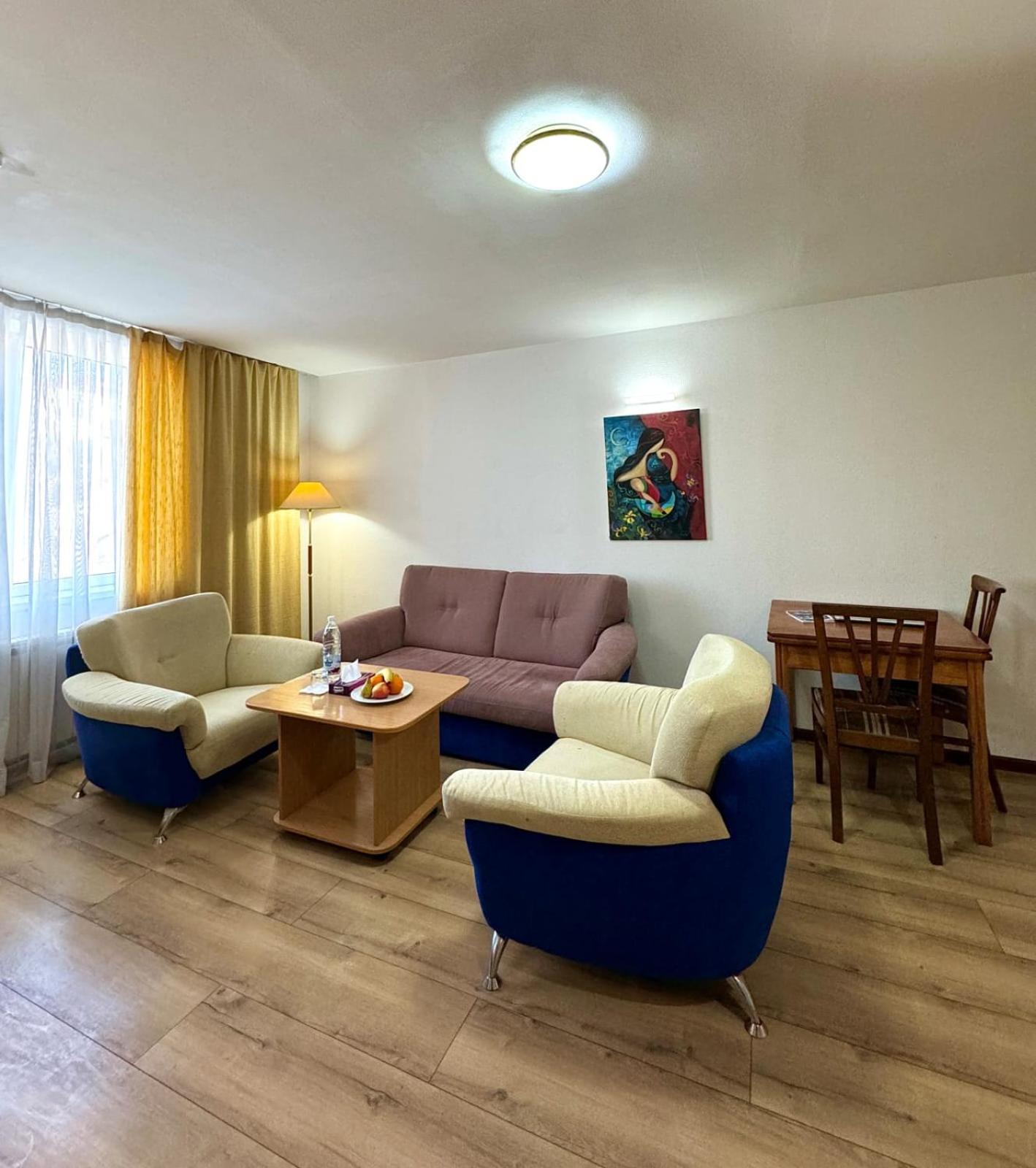 Green Hotel Atyraū Екстериор снимка