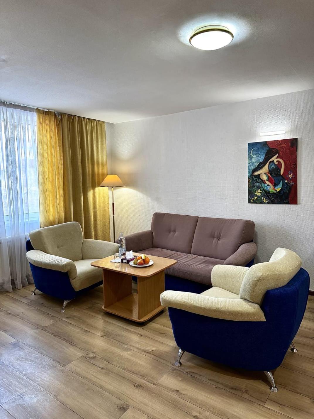 Green Hotel Atyraū Екстериор снимка