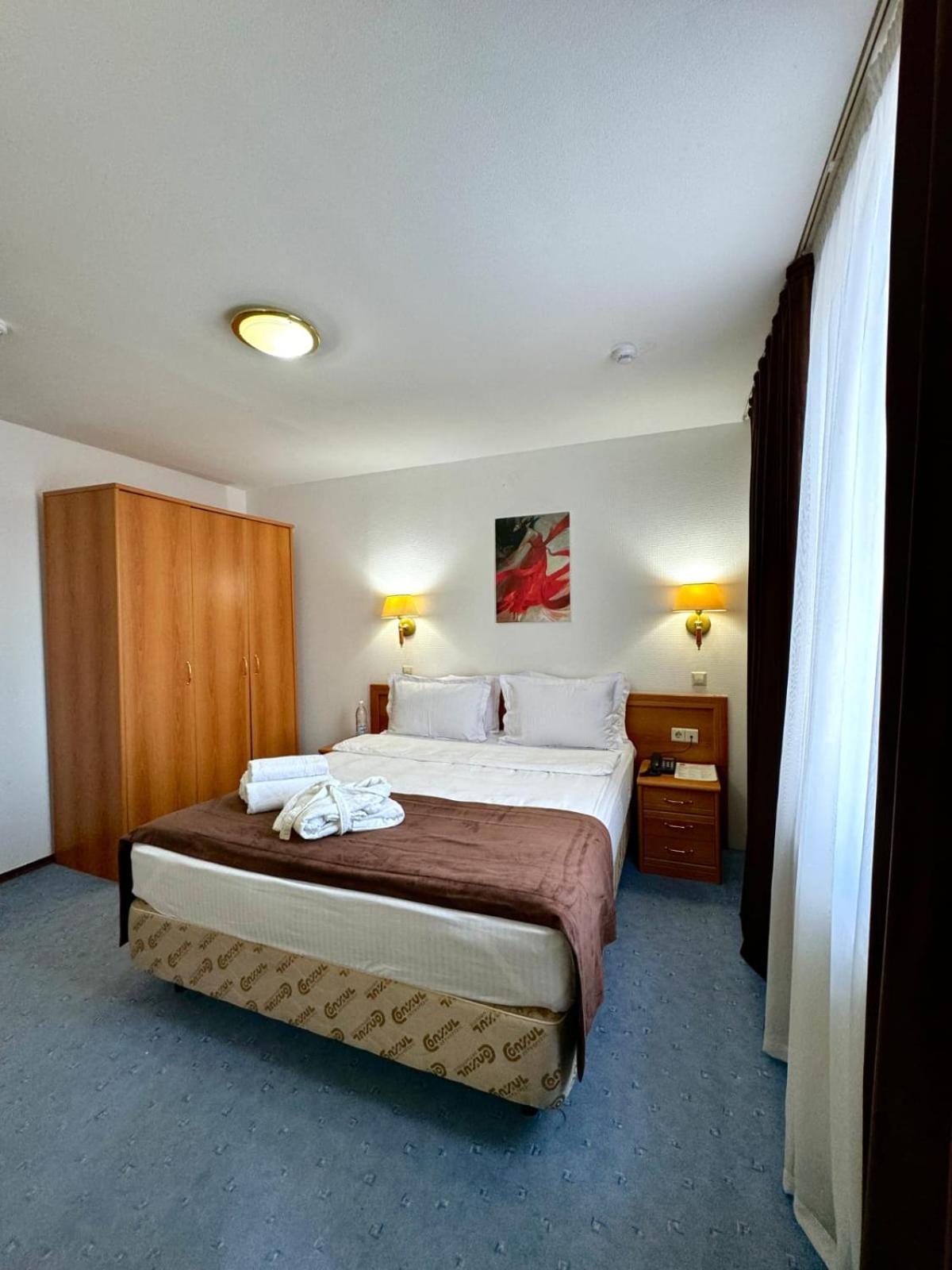 Green Hotel Atyraū Екстериор снимка