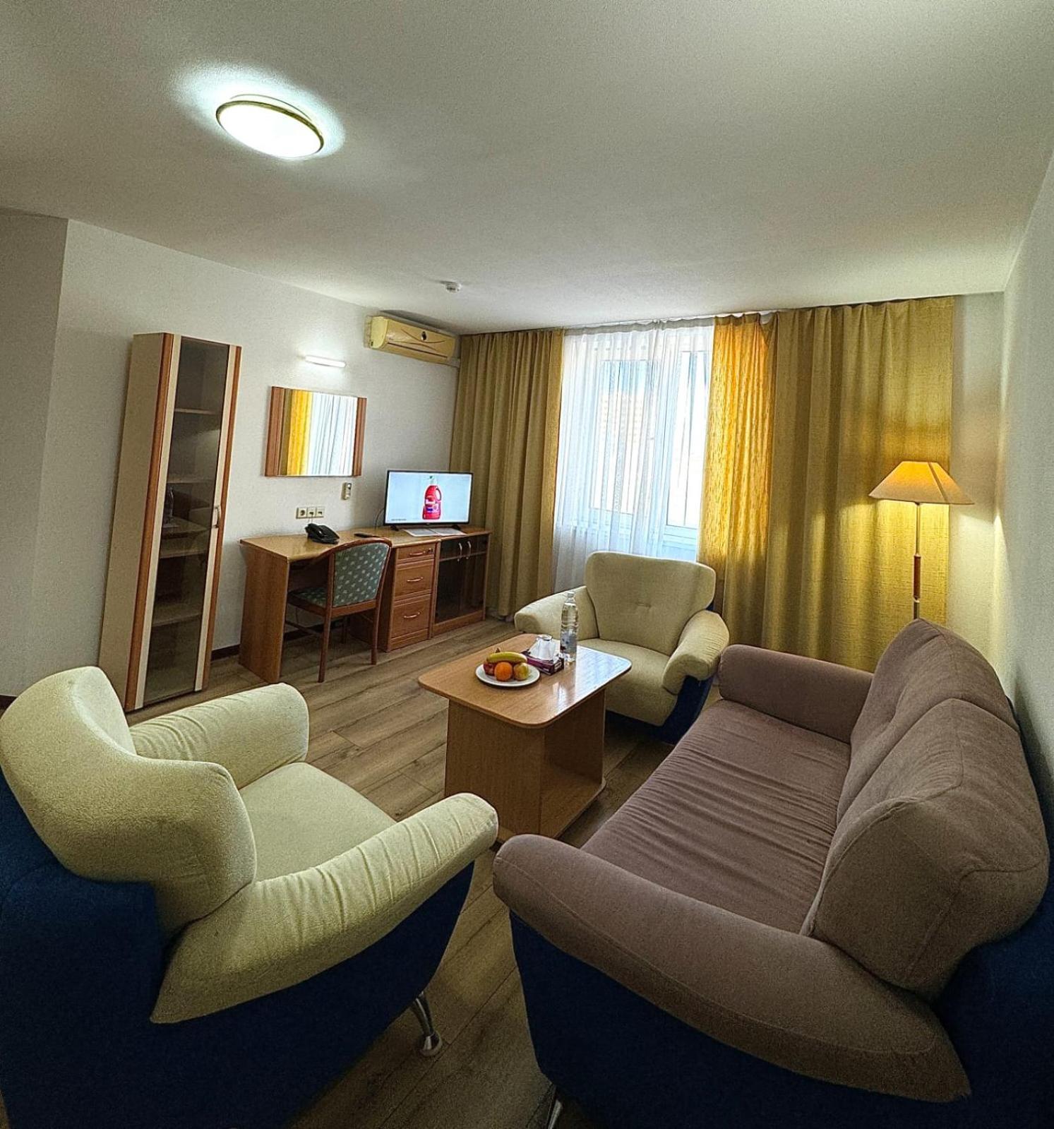 Green Hotel Atyraū Екстериор снимка