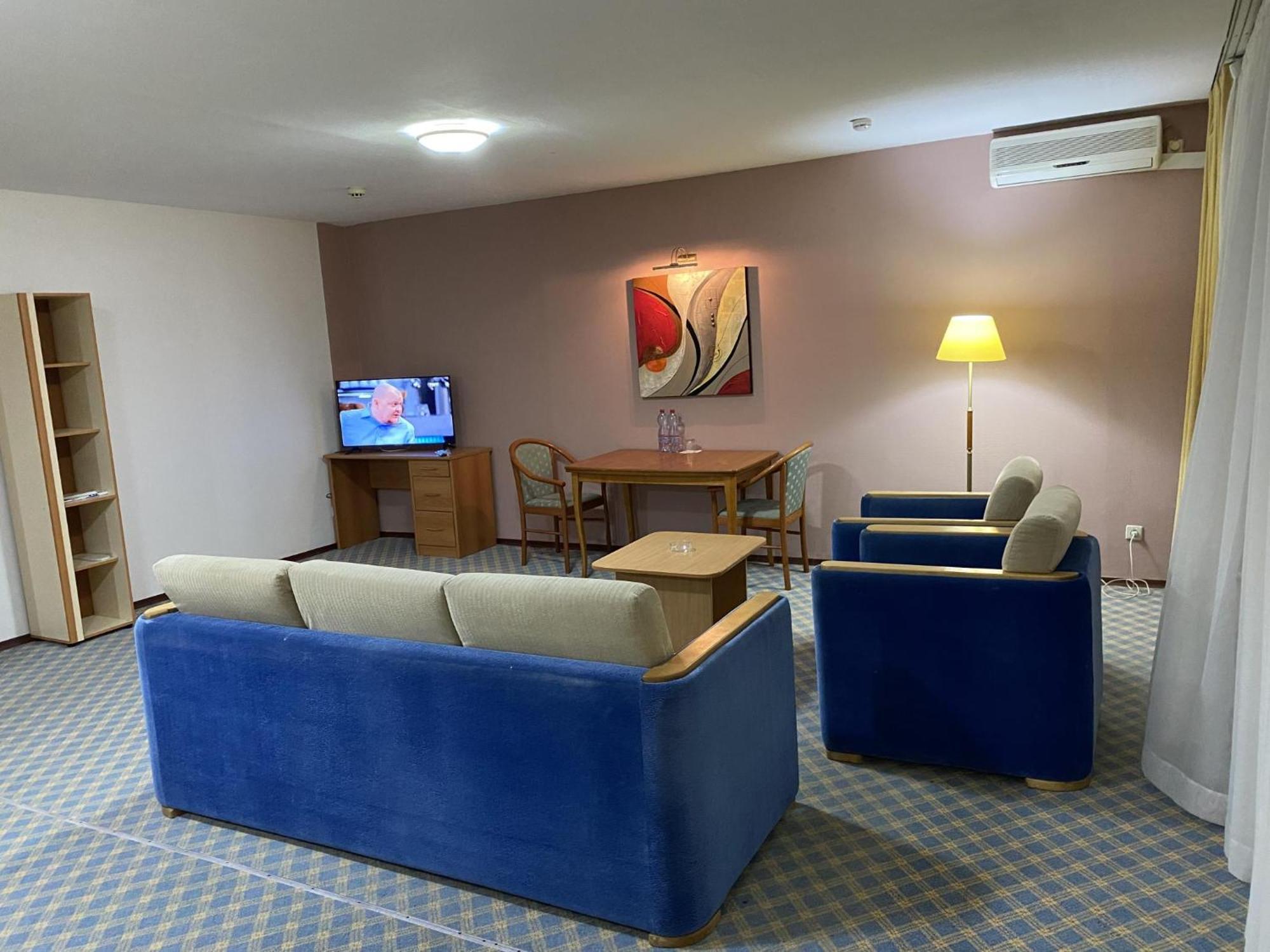 Green Hotel Atyraū Екстериор снимка